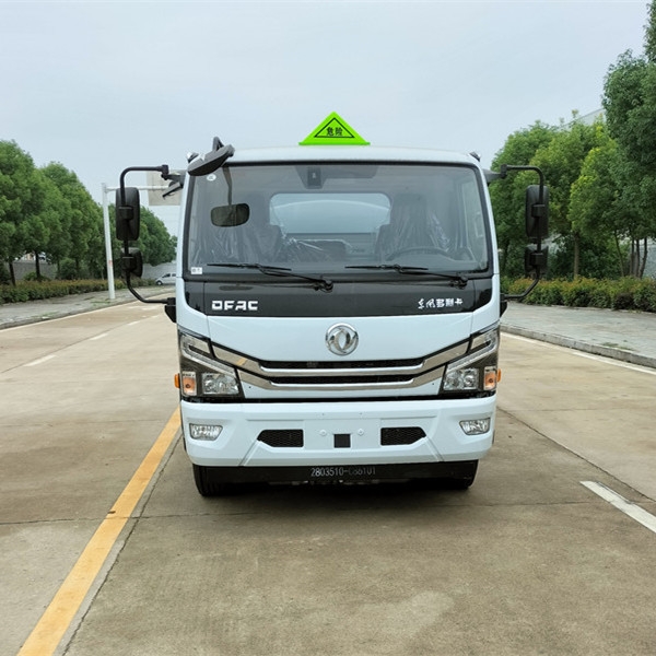 國六8.5方東風(fēng)多利卡運(yùn)油車